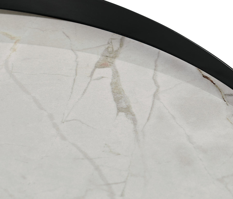 Détail d'une table basse avec plateau en céramique aspect marbre et cadre noir.