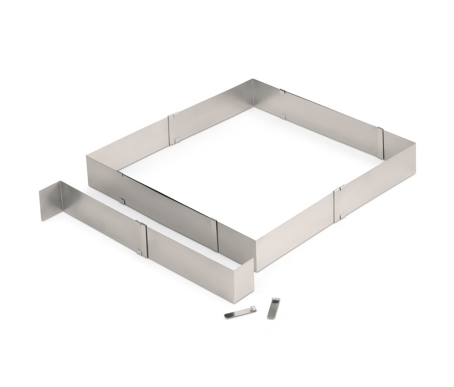 Cadre à pâtisserie carré en acier inoxydable sur fond blanc.