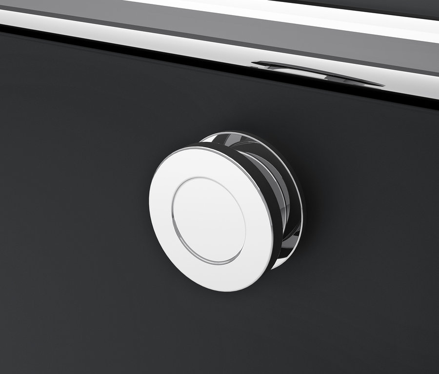 Gros plan d'une armoire métallique noire CN3 avec une poignée ronde argentée.