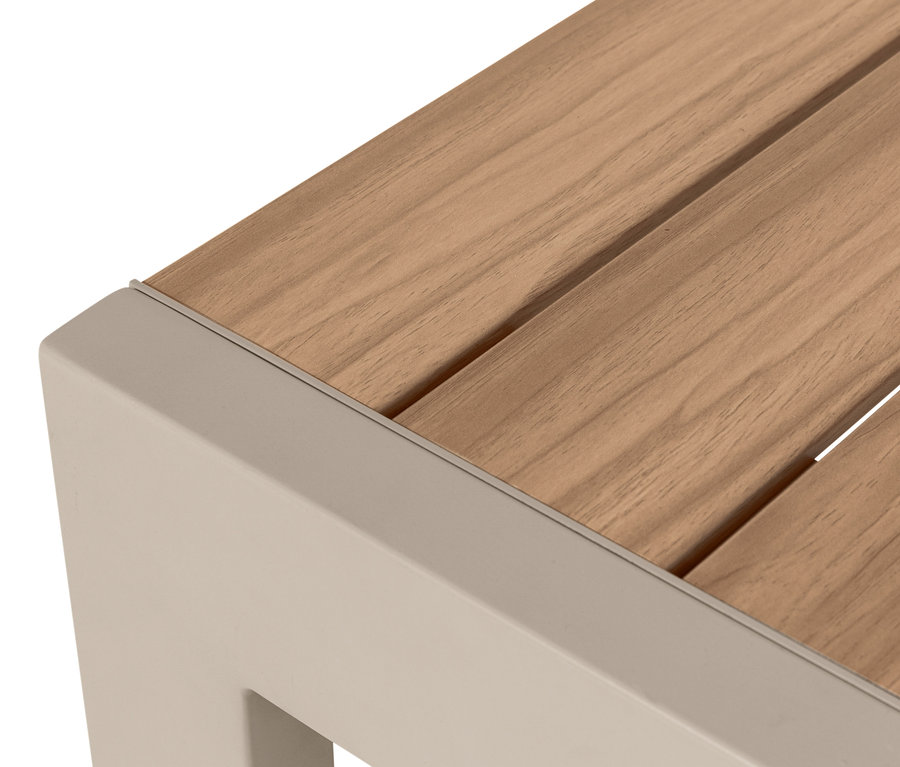 Gros plan sur une table à étirer « Liska » en aluminium.