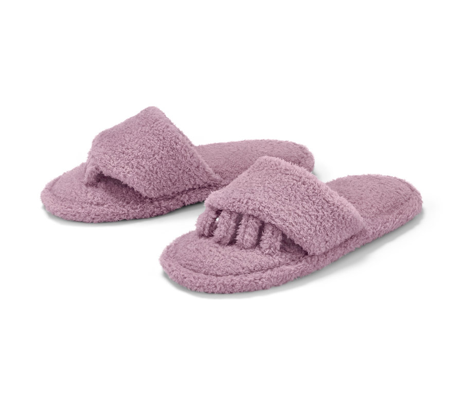 Deux pantoufles de relaxation violettes en tissu éponge.