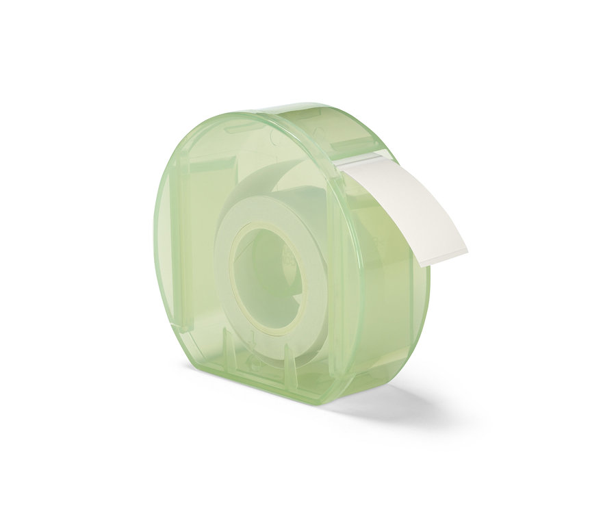 Un distributeur d'étiquettes vert clair transparent avec un rouleau d'étiquettes blanches.