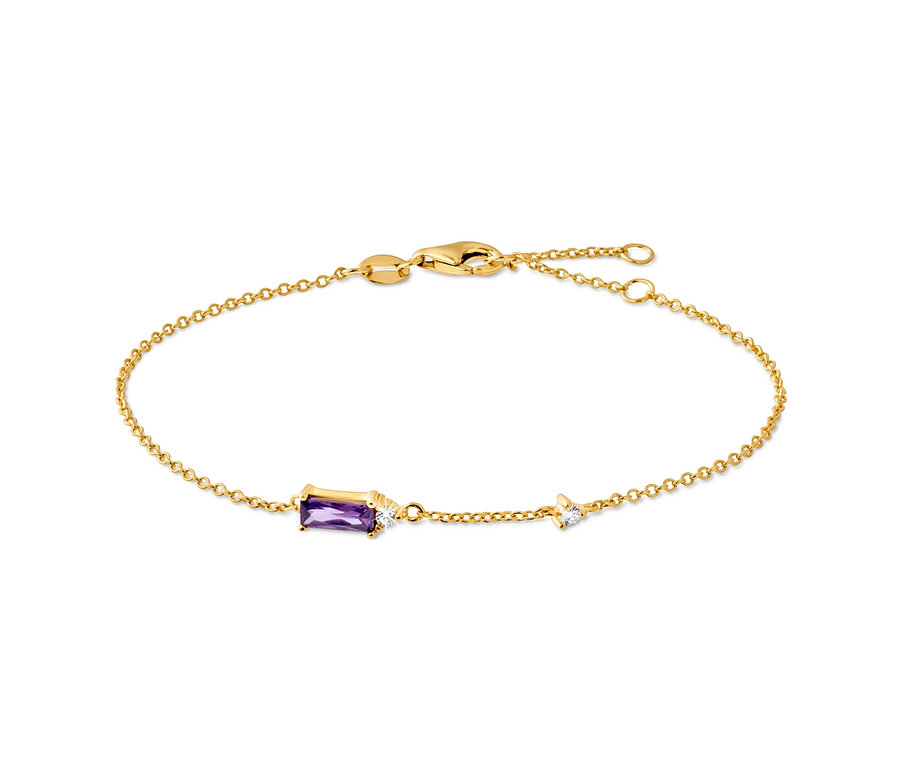 Bracelet doré avec une pierre violette et claire au centre.