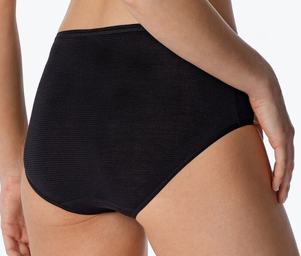 Gros plan d'une femme portant 2 midi slips SCHIESSER avec modal, noir, à rayures.
