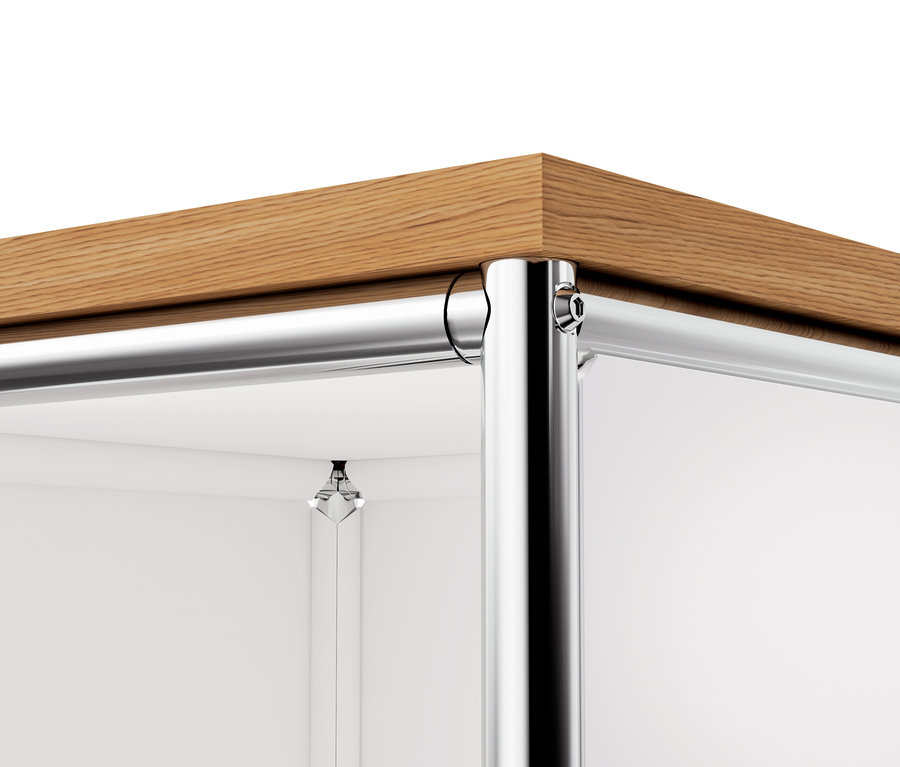 Détail d'une commode étroite en métal blanc « CN3 » avec plateau en bois et pieds en métal.