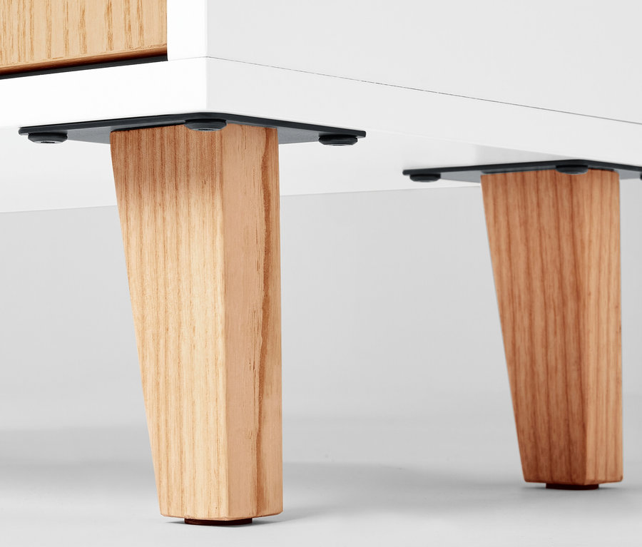 Vue détaillée d'un buffet avec 2 portes et un compartiment ouvert, montrant les pieds en bois