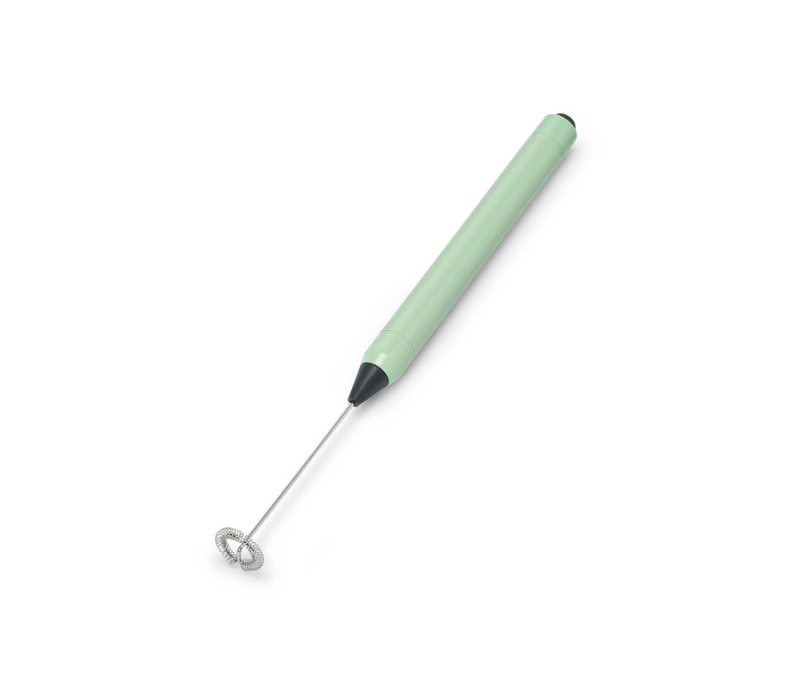 Un mousseur à lait vert sur fond blanc.