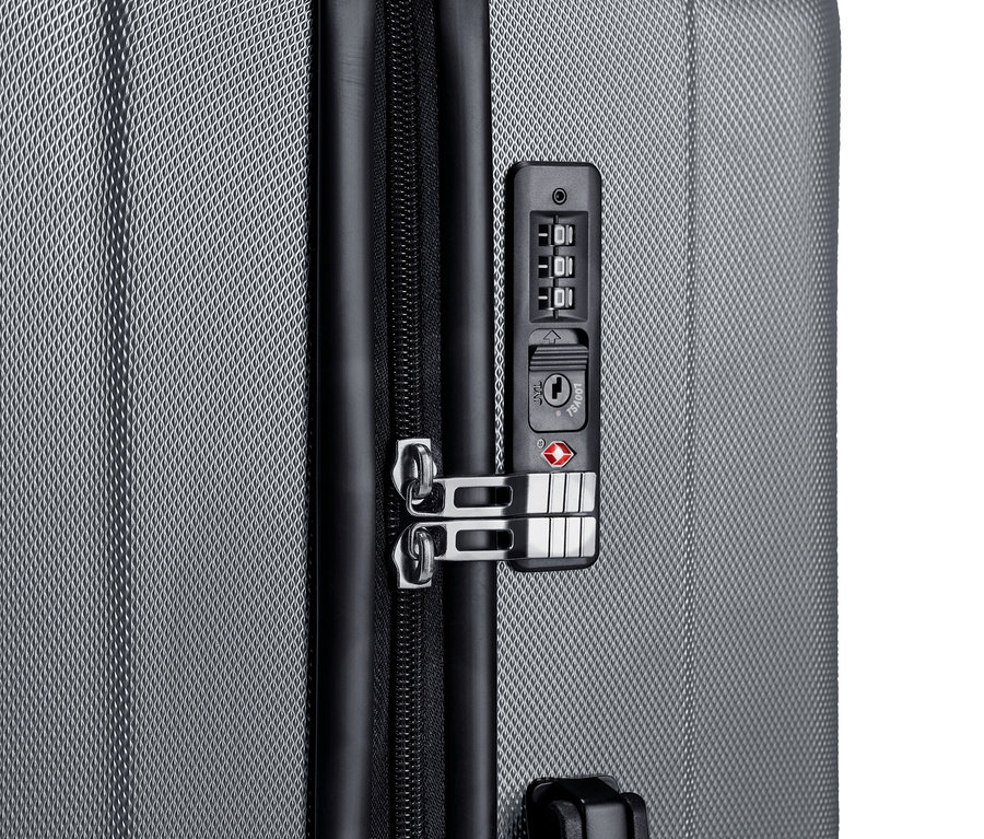 Gros plan d'une valise rigide grise avec une serrure à combinaison.