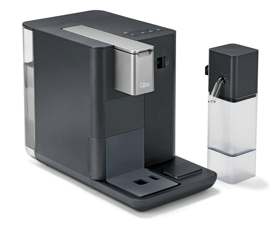 Une machine à café grise Qbo MILK MASTER.