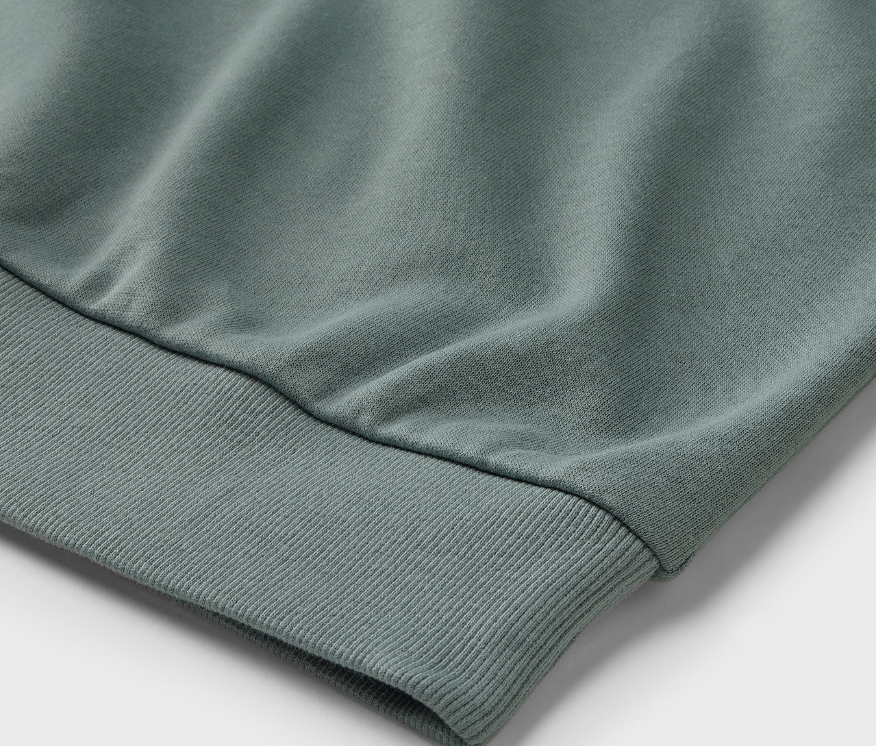 Gros plan sur un sweatshirt pour enfant avec lettrage en tissu éponge.