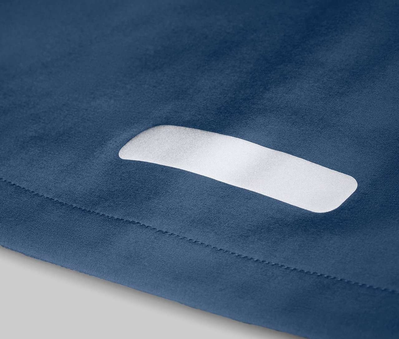 Détail d'une veste en softshell pour enfant qui change de couleur quand il pleut.