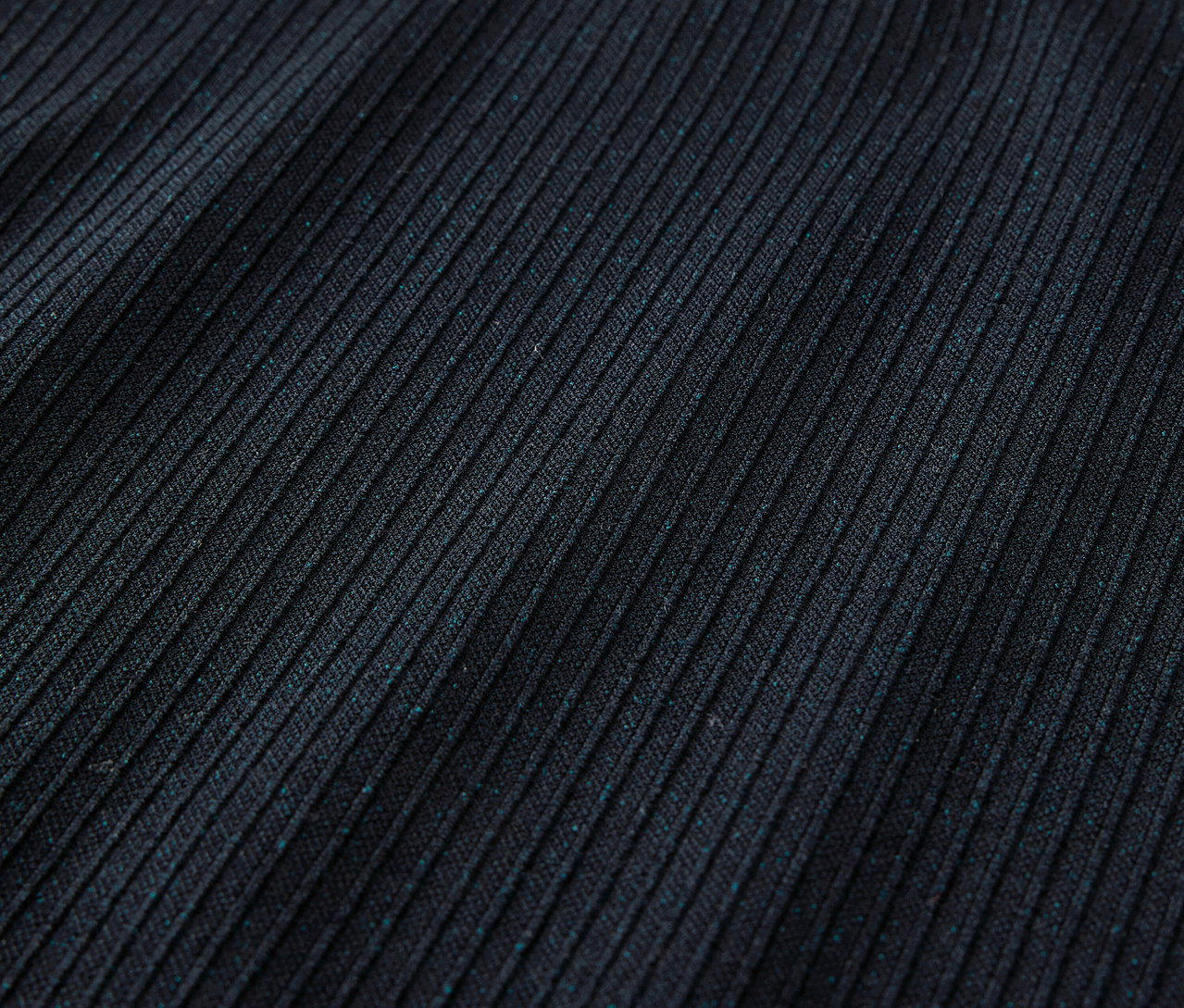 Gros plan sur un sous-vêtement technique Seamless pour enfant bleu foncé.