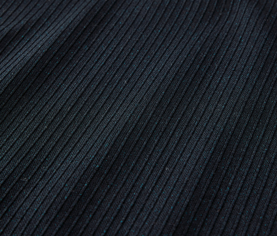 Gros plan sur un sous-vêtement technique Seamless pour enfant bleu foncé.