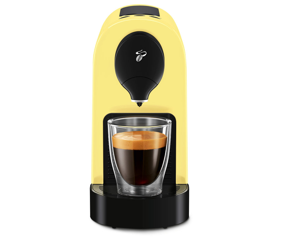 Machine à café jaune avec une tasse de café.