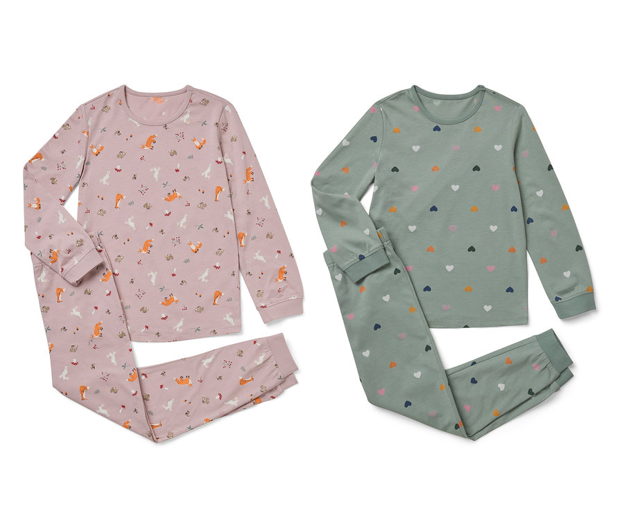 Deux ensembles de pyjamas pour enfants, comprenant des hauts à manches longues et des pantalons. Un ensemble est rose avec un motif de renard, l'autre est vert avec un motif de cœur.
