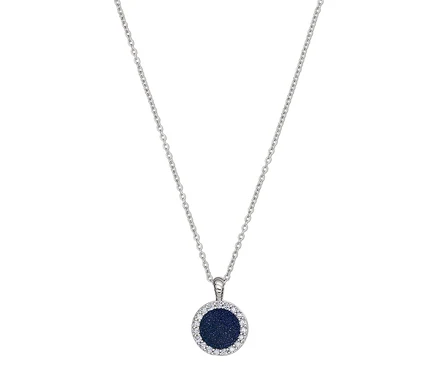 Collier argenté avec pendentif rond bleu foncé serti de pierres.