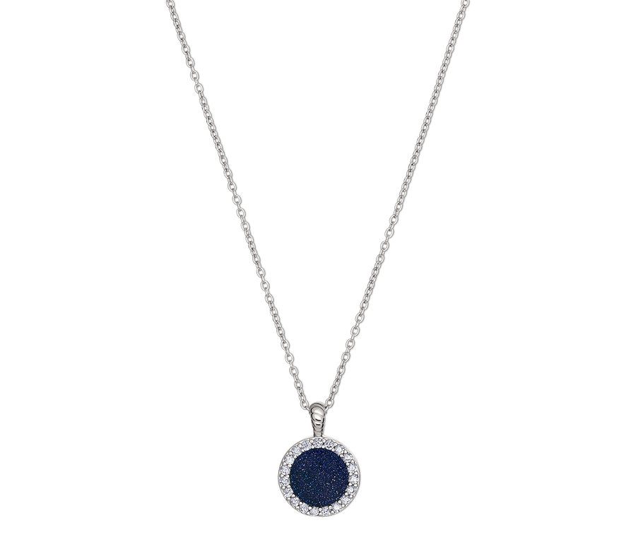 Collier argenté avec pendentif rond bleu foncé serti de pierres.