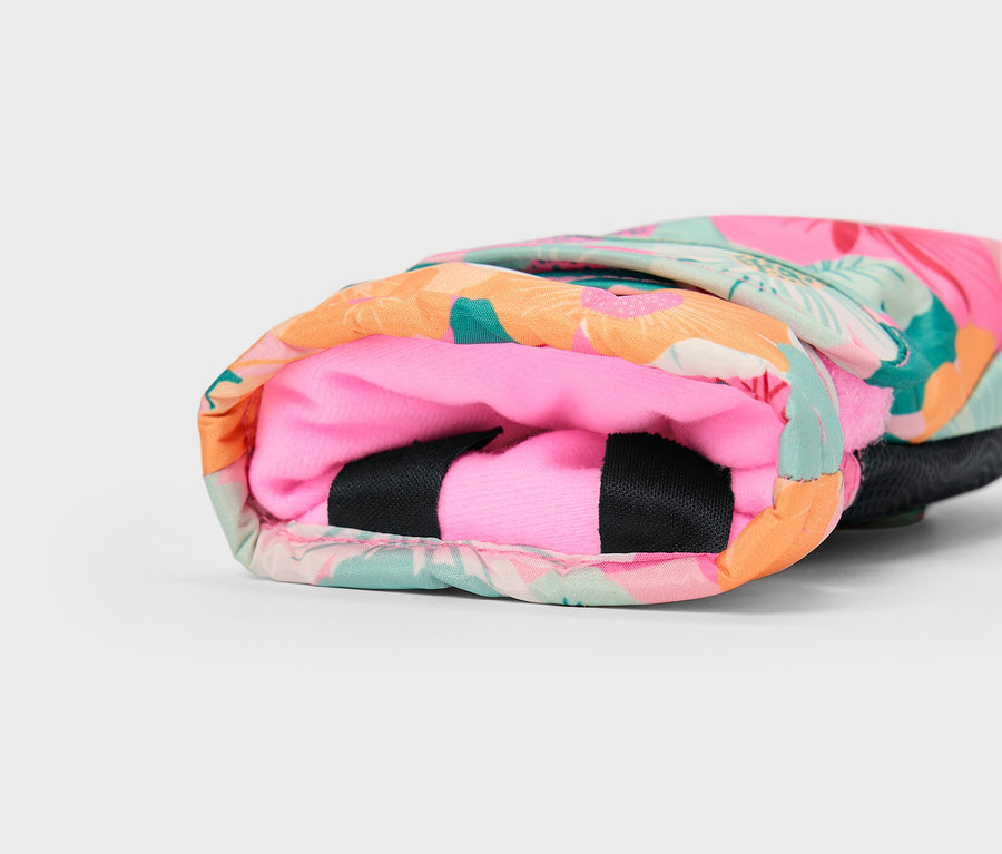 Détail d'une housse colorée à motif tropical avec un intérieur rose.