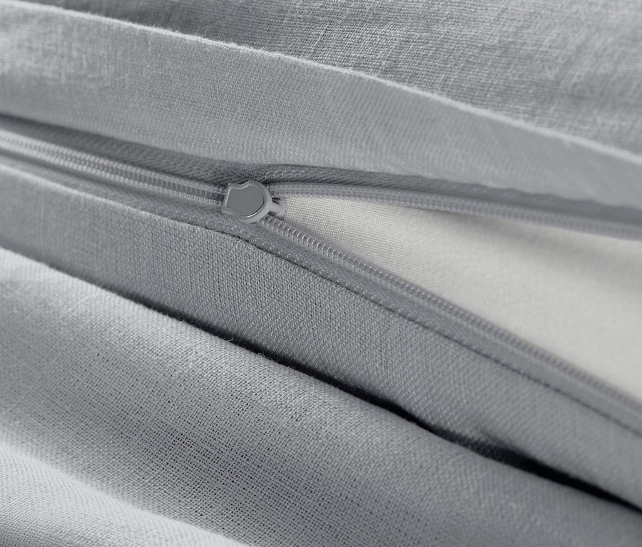 Détail d'une parure de lit en lin grise grande taille avec fermeture éclair.
