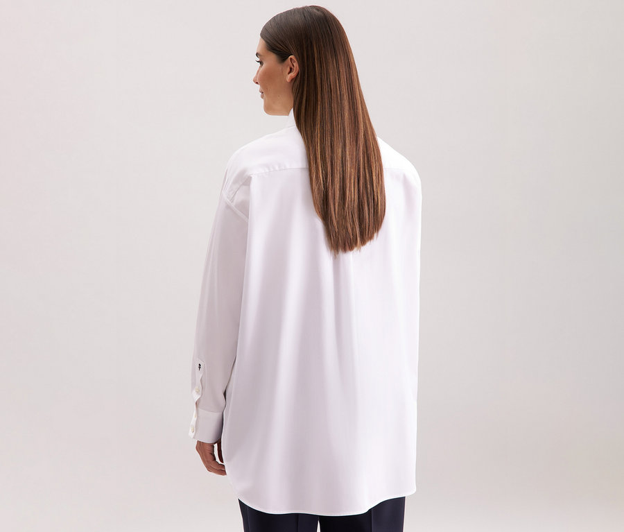Femme vue de dos portant une blouse-chemise grande taille Seidensticker blanche.