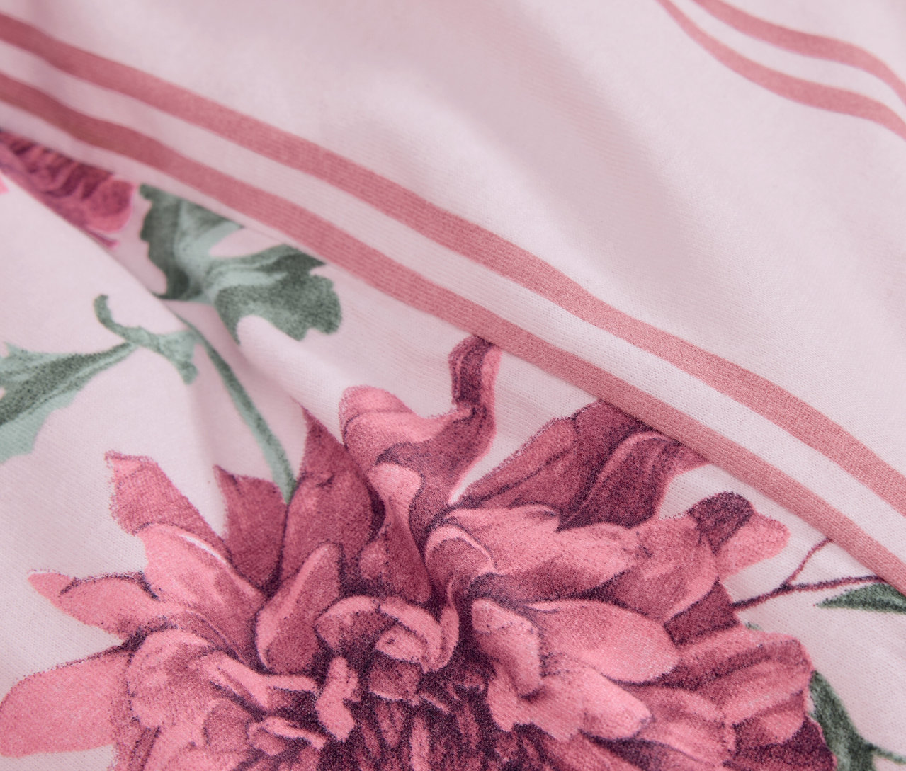 Gros plan sur de la Winterjersey-Bettwäsche, taille normale avec un motif floral et des rayures roses.