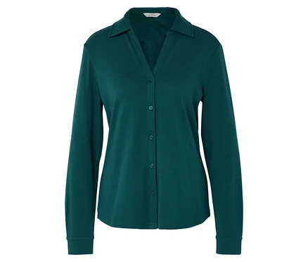 Une chemise verte à manches longues avec des boutons.