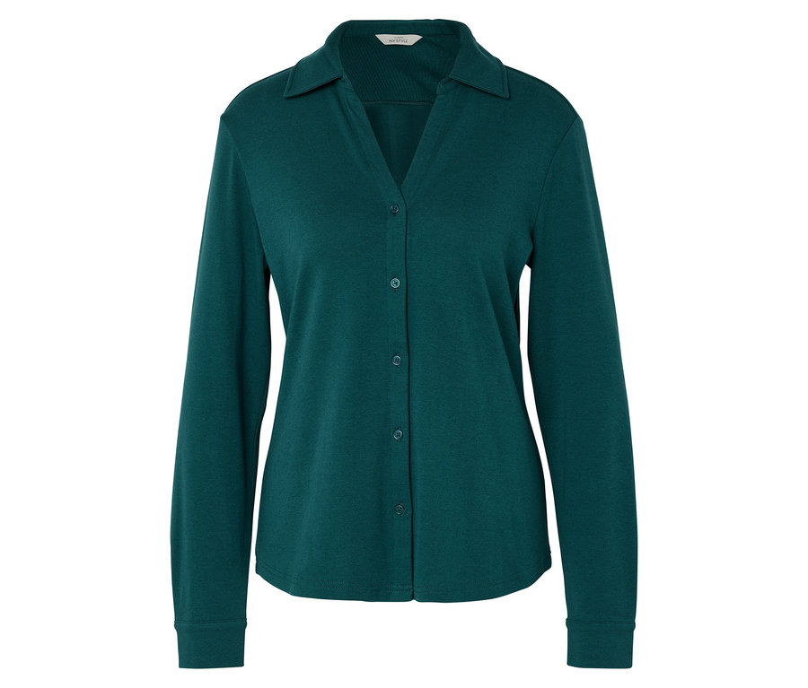 Une chemise verte à manches longues avec des boutons.