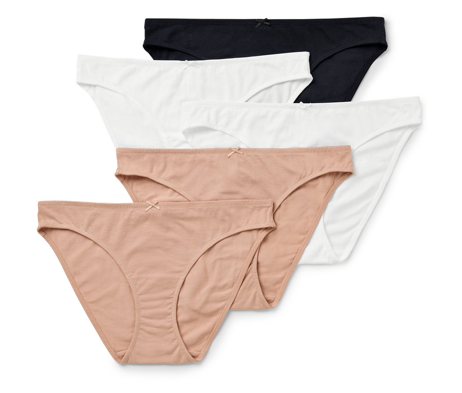 Quatre culottes pour femmes de différentes couleurs (noir, blanc et beige) sur fond blanc.