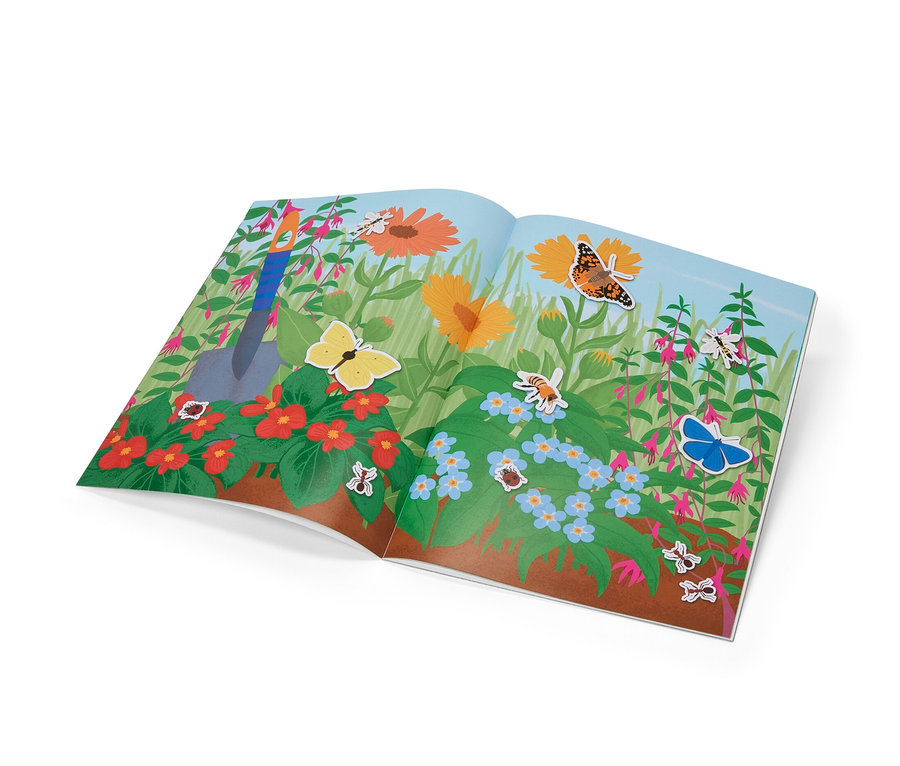 Un livre d’autocollants « Les 4 saisons » ouvert avec des illustrations de fleurs, de papillons et d’insectes.