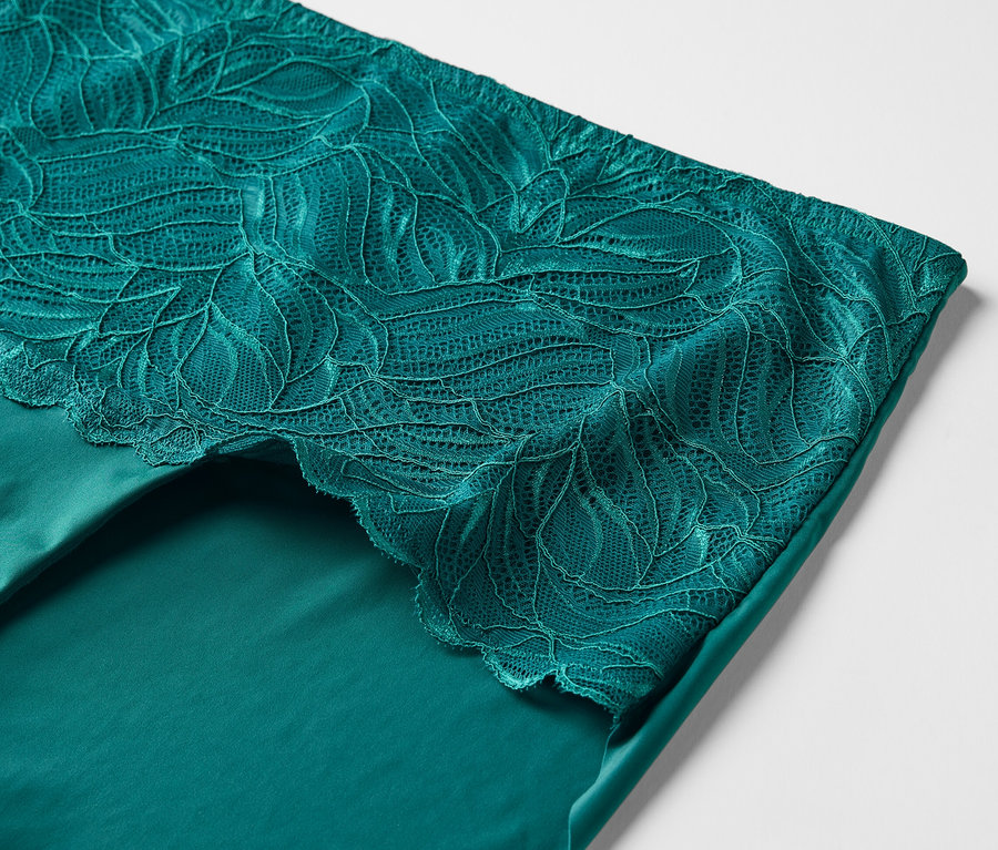 Détail d'une culotte taille haute « light-shaping » pétrole avec dentelle.
