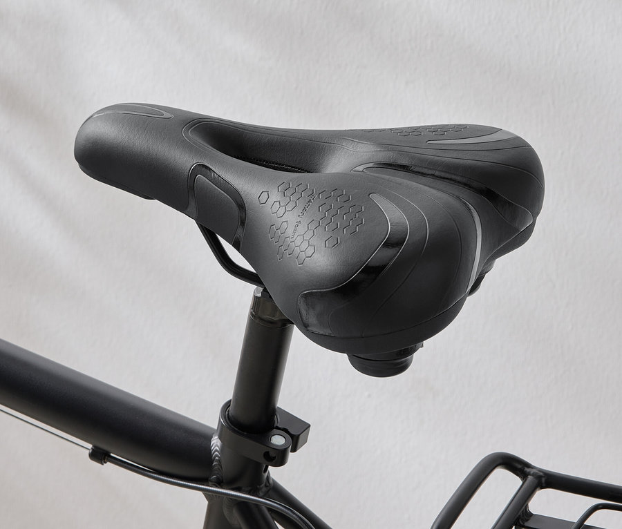 Gros plan d'une selle de vélo noire avec un motif d'hexagones sur le siège.