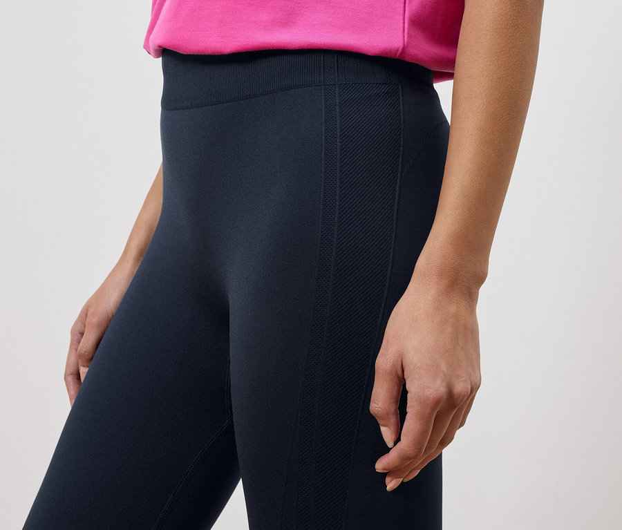 Femme portant des leggings et un haut rose.
