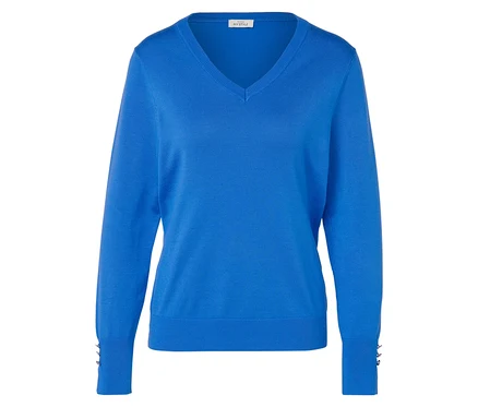 Pull bleu à col en V.