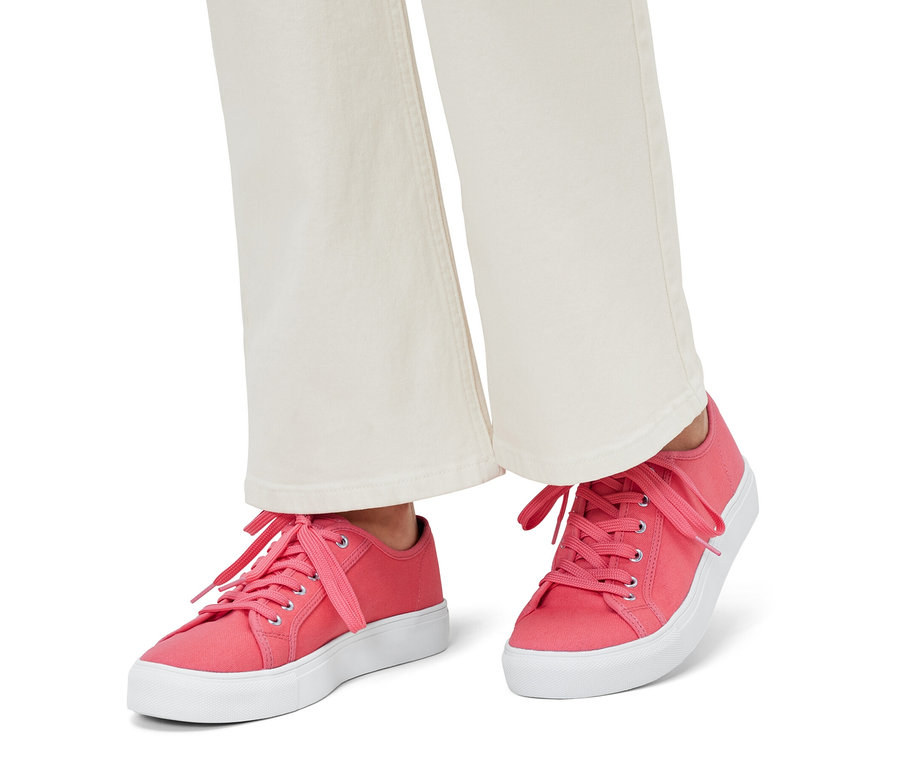 Pieds en baskets en toile.