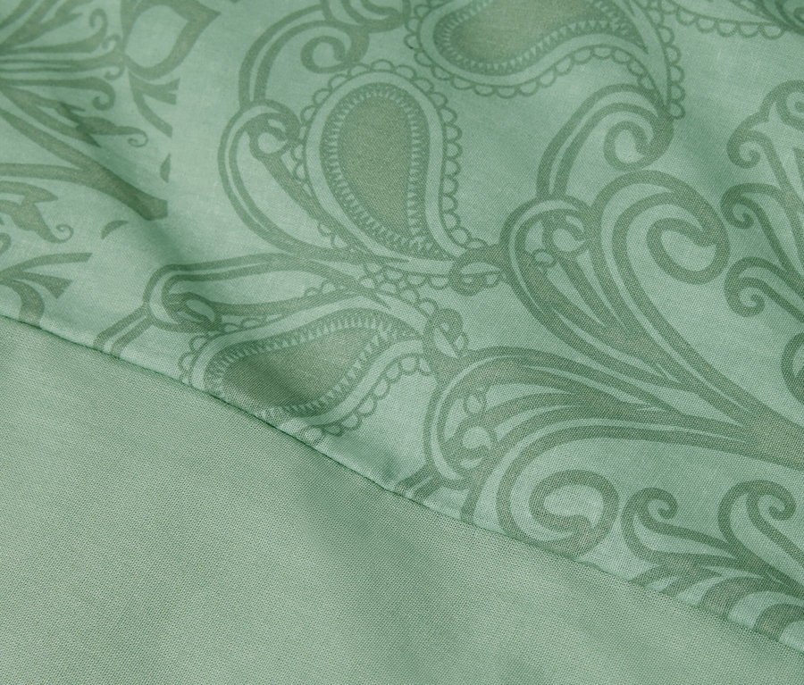 Détail d'une parure de lit en renforcé verte avec un motif mandala, taille normale.