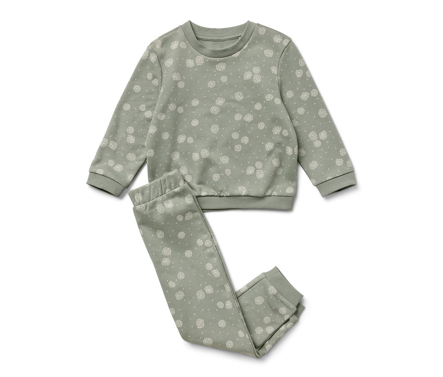 Un survêtement vert avec des fleurs blanches.