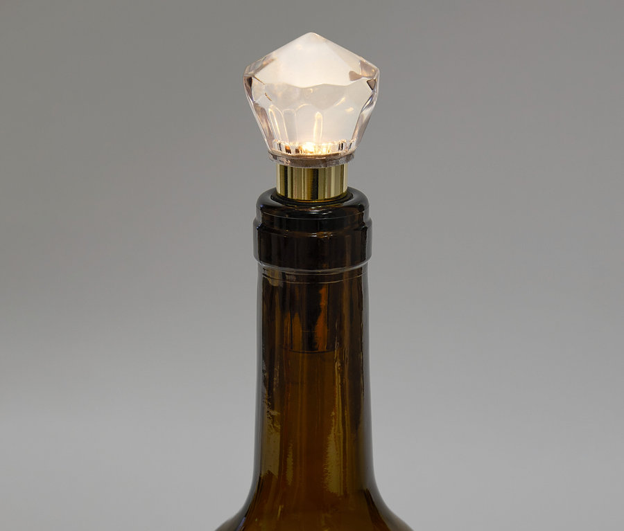 Bouteille marron avec bouchon en cristal.
