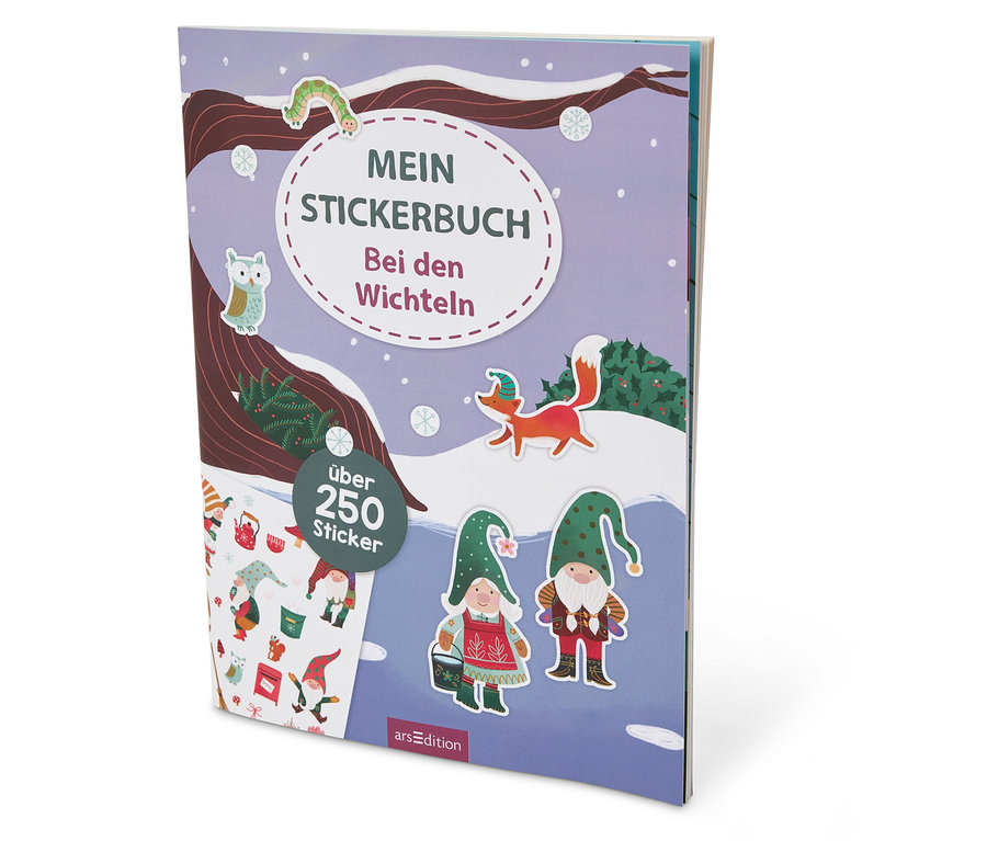 Image d'un livre d'autocollants intitulé "Mein Stickerbuch Bei den Wichteln", représentant une scène hivernale avec des lutins et des animaux.