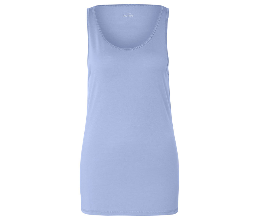 Un débardeur bleu clair sur fond blanc.