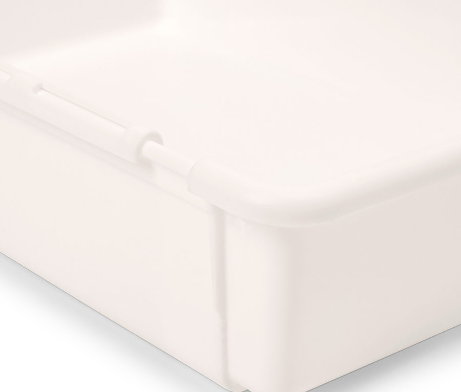 Détail du coin d'une boîte de rangement en plastique blanc.