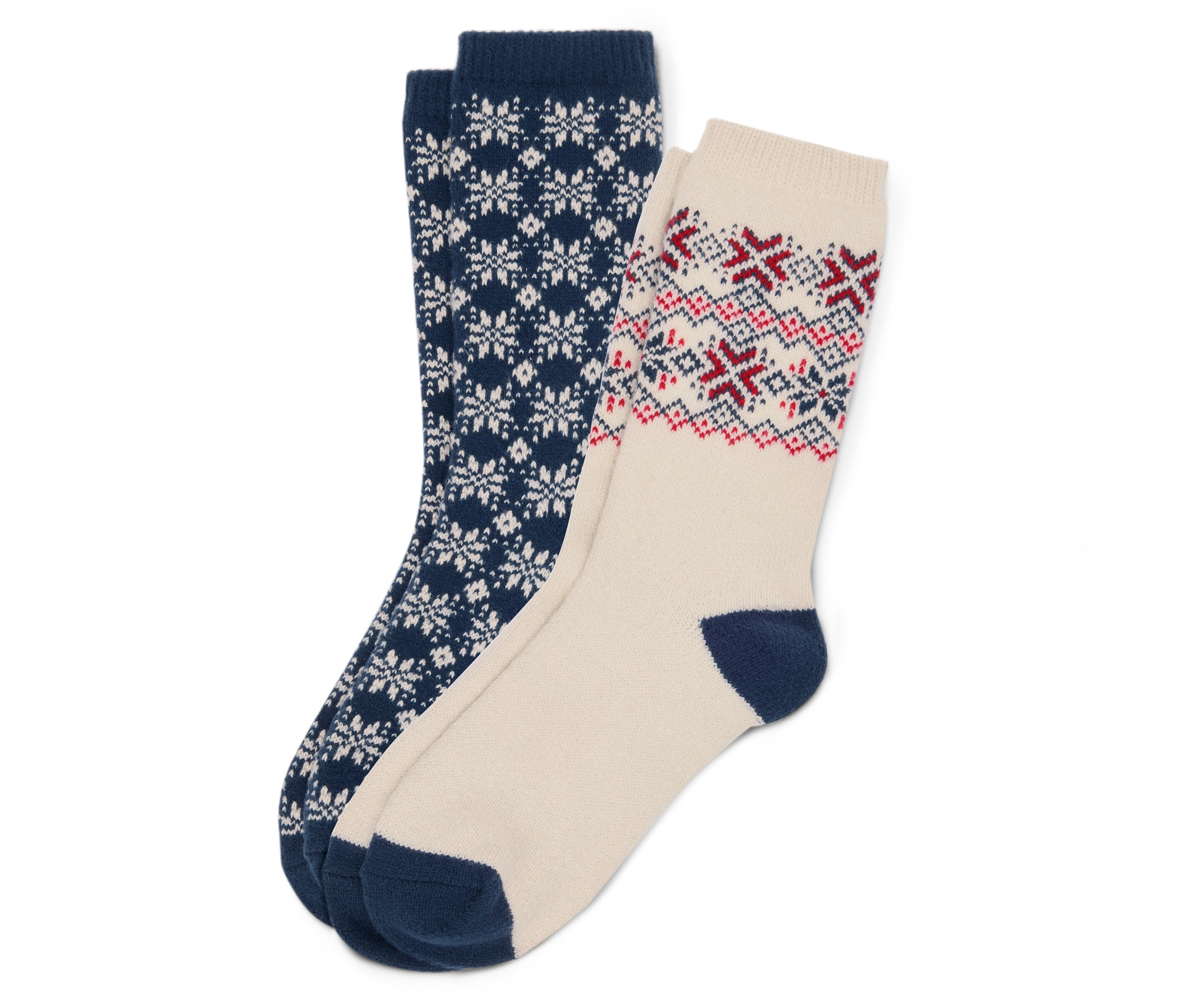 Deux paires de chaussettes. Une paire est bleu foncé avec un motif de flocons de neige et l'autre paire est de couleur crème avec un motif rouge et bleu.