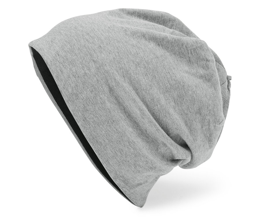 Bonnet gris ample et tricoté.