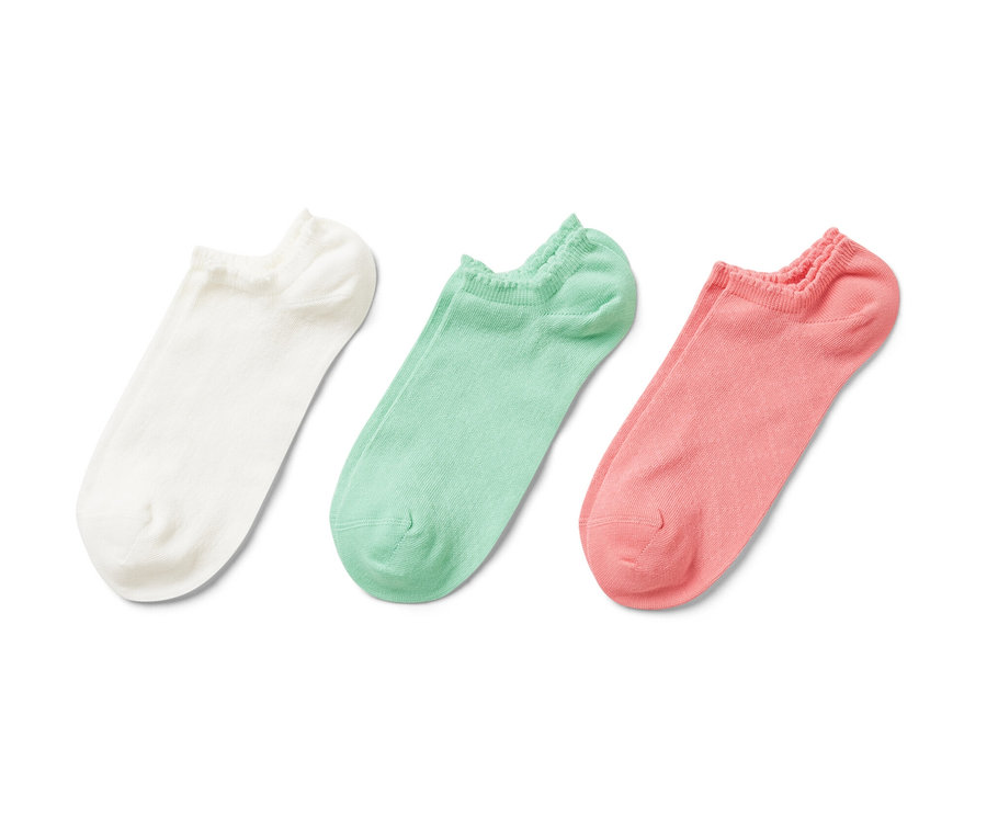 Trois paires de socquettes avec motif ajouré en blanc, vert et rose.