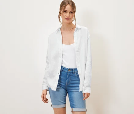 Femme portant une chemise en mousseline blanche.