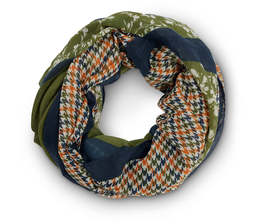 Gros plan d'une écharpe tube avec différents motifs, notamment des motifs floraux, des pieds-de-poule et des blocs de couleur dans des tons de vert et de bleu.