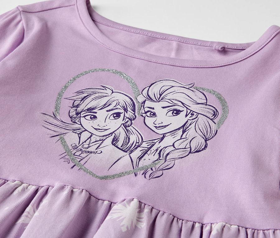 Gros plan sur une robe en jersey violette pour enfant avec un motif Anna et Elsa.