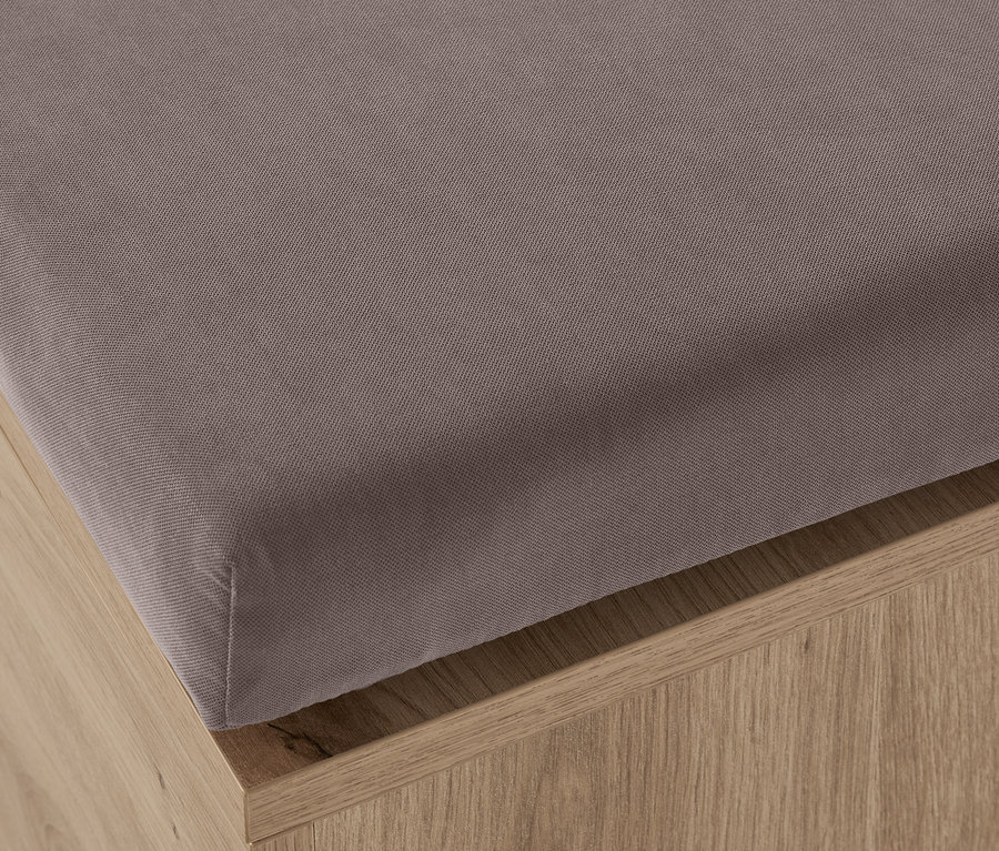 Gros plan d'un banc gris avec compartiment de rangement.