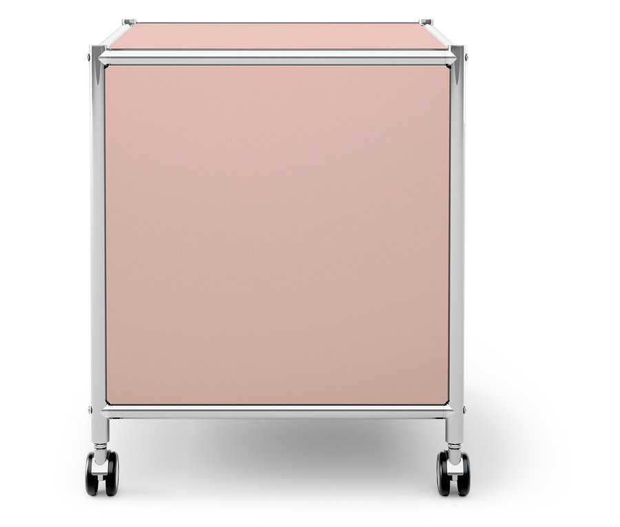 Conteneur rose avec cadre argenté et roulettes.