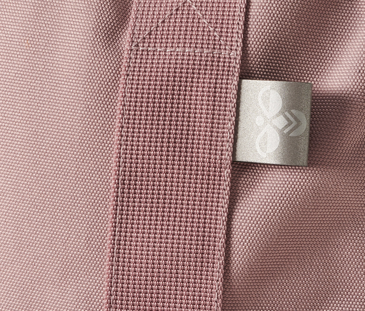 Gros plan d'un sac à dos rose HUMMEL HMLJAZZ avec bretelle et logo.