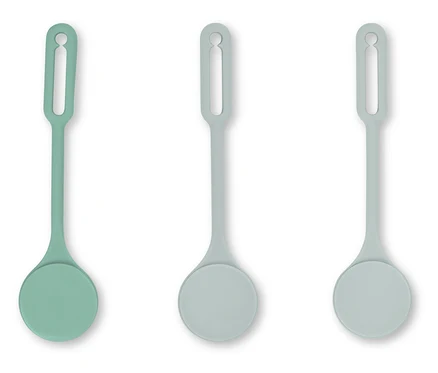 Trois cuillères en silicone en vert et gris.